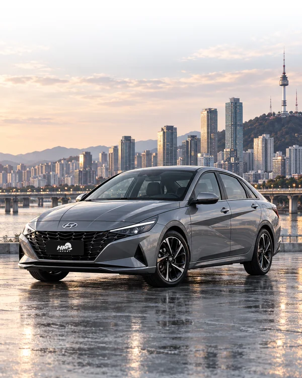Серый Hyundai Elantra на набережной реки Ханган, за ним небоскрёбы Сеула и телебашня на горе Намсан