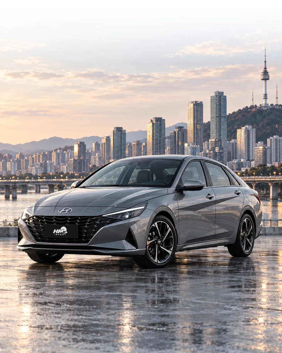 Серый Hyundai Elantra на набережной реки Ханган, за ним небоскрёбы Сеула