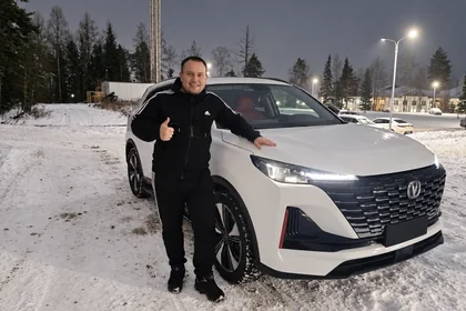 Евгений у белого Changan CS55 Plus в день выдачи