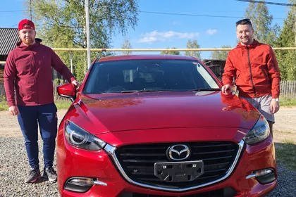 Сергей и Максим у красной Mazda Axela после доставки в Алябьевский