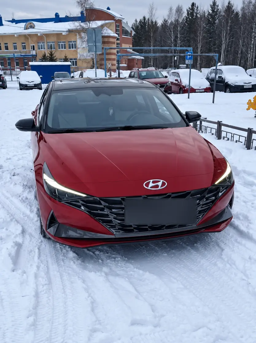 Красная Hyundai Elantra Михаила на зимней парковке в Советском